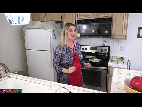 ❤️ Stiefmoeder melkt hem in de keuken voor zijn date Porn video at porn nl.onetubes.top ️❤
