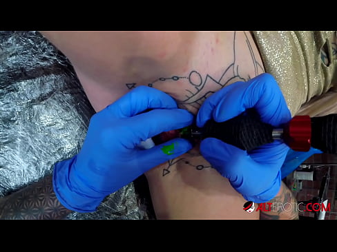 ❤️ Extreem getatoeëerde hottie Sully Savage kreeg een tatoeage op haar clitoris Porn video at porn nl.onetubes.top ️❤